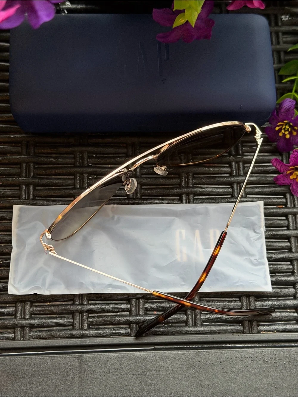 (UNISEX) SUNGLASSES BY GAP
